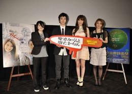 舞台挨拶に登壇した、左から、瀬田なつき監督、染谷将太、大政絢、田畑智子