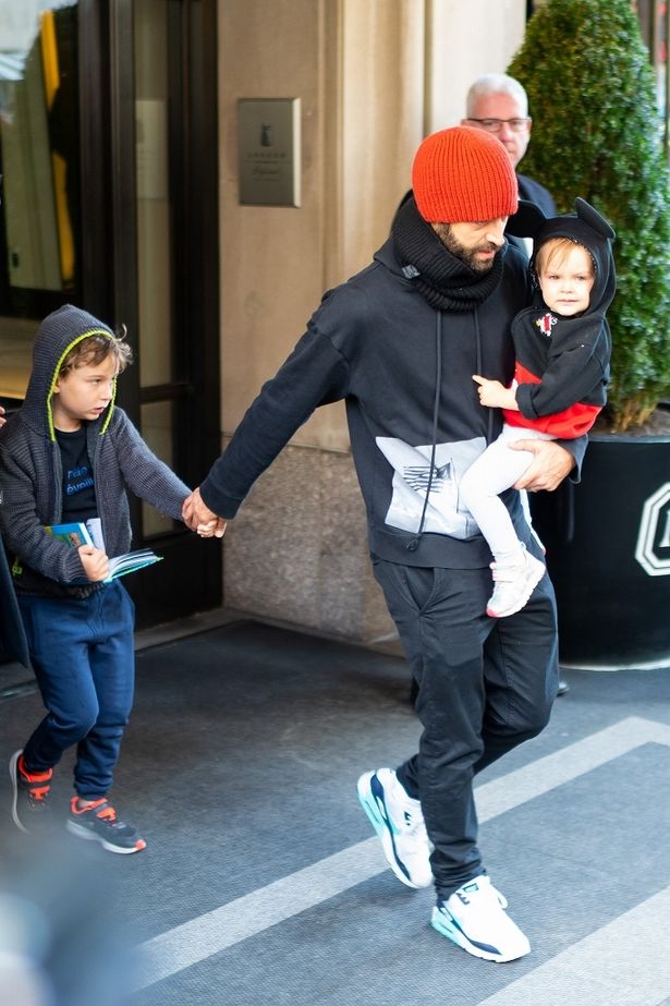 夫のベンジャミン・ミルピエと子どもたちも