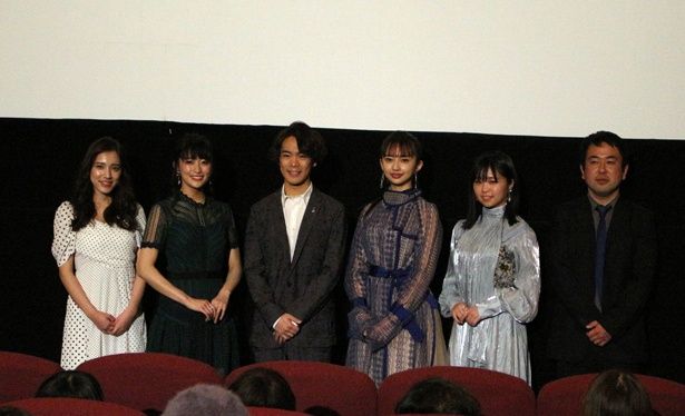 【写真を見る】『お前ら全員めんどくさい！』舞台挨拶に小野賢章や小宮有紗らキャスト陣が登壇