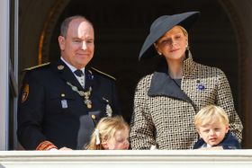 シャルレーヌ公妃の双子がクールに決めた！