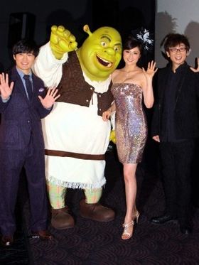 藤原紀香の美脚に注目！山寺宏一、劇団ひとり(左)も登壇