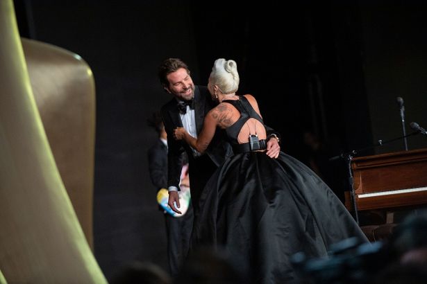 歌曲賞を受賞した「Shallow」のブラッドリー・クーパーとレディー・ガガによるパフォーマンス