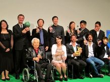 東京国際映画祭授賞式に新藤兼人監督は車椅子で登壇