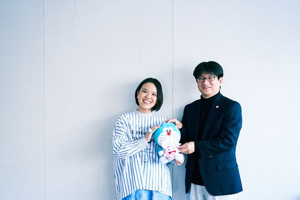 【写真を見る】取材時間に収まりきらないほどの「ドラえもん愛」を披露してくれた辻村深月とむぎわらしんたろう