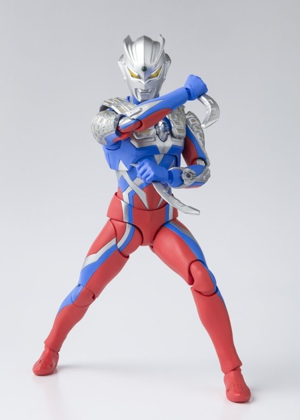 ゼロスラッガーを取り外したバージョンも再現可能！(「S.H.Figuarts ウルトラマンゼロ」)