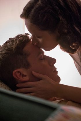 眠る夫・マーティンに静かにキスするルース