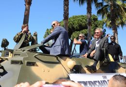 スケールがヤバい！新旧アクションスターたちがゴツい戦車で登場