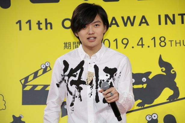 【写真を見る】元ぼくりりの「たなか」が無印で買ったシャツに「妖怪」と書いた斬新なファッションで登壇