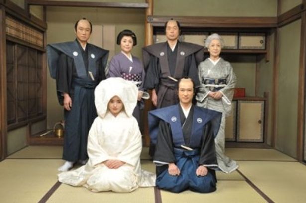 堺雅人、仲間由紀恵らが仲の良い家族を好演