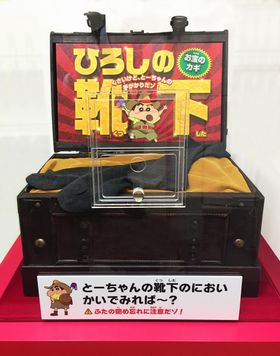 小窓のふたを開けて、臭いを嗅ぐことも可能！全国7劇場で展示決定