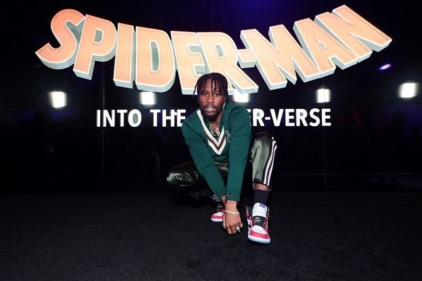 「スパイダーバース」にも登場するナイキのエアジョーダン1でポーズをとるシャメイク