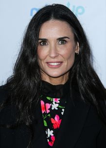 デミ・ムーアの長すぎるロングヘアが賛否両論？