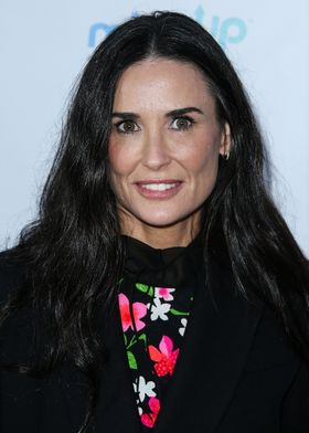 デミ・ムーアの長すぎるロングヘアが賛否両論？