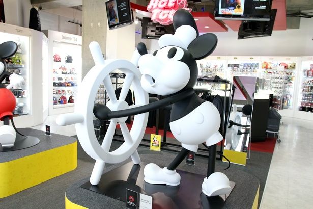 ミッキーの巨大スタチューがズラリ！
