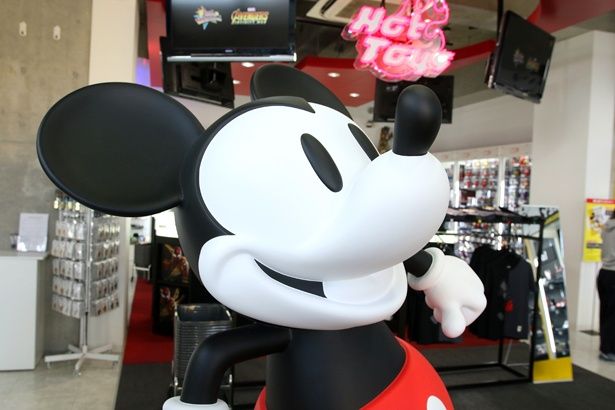 ズボンは赤いが、体はモノクロなクラシック版のミッキー