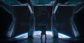 地球を見下ろすロナン(リー・ペイス)。どんな存在として登場するのか…