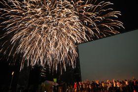 巨大スクリーン真横で花火がドカン！「島ぜんぶでおーきな祭 第11回沖縄国際映画祭」が今年もやってくる！