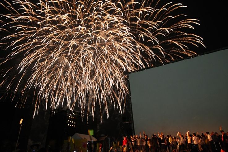 巨大スクリーン真横で花火がドカン！「島ぜんぶでおーきな祭 第11回沖縄国際映画祭」が今年もやってくる！