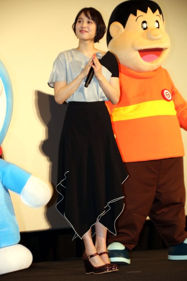 【写真を見る】広瀬アリスの細いウエストに会場がくぎ付け！