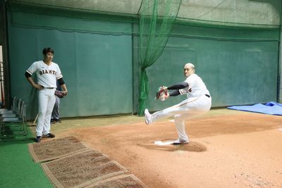 関口メンディー、プロ顔負けのピッチングフォームでねらうは“芸能界最速”！