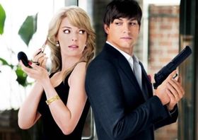 世間知らずのお嬢様ジェン(キャサリン・ハイグル)とイケメン実業家スペンサー(アシュトン・カッチャー)は完璧な結婚をしたはずだったが