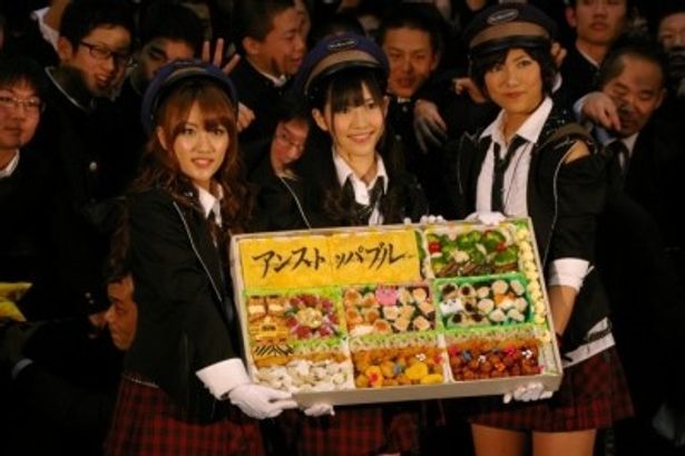 AKB48から生徒へプレゼントされた“駅(AK)弁(B)”