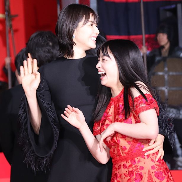 【写真を見る】長澤まさみと橋本環奈がレッドカーペットでイチャイチャ！