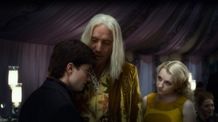 ルーナ役のイヴァナ・リンチ(左)とルーナの父ゼノフィリアス役のリス・エヴァンス(中)