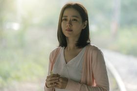 記憶を失くした女性の複雑な心境の変化を、円熟味のある見事な演技で表現している