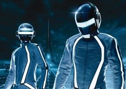 トロンスーツを着用し、DJとして本編にも出演しているダフト・パンク