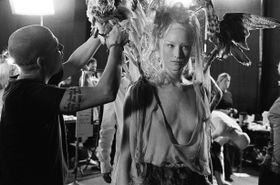 過激なファッションで一斉を風靡したアレキサンダー・マックイーンの波乱の人生