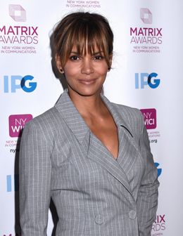 美魔女ハル・ベリーが、大胆セクシーショットを投稿