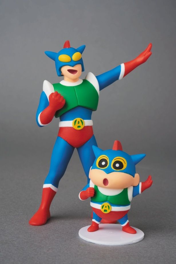 アクション仮面と並んで決めポーズ！(「UDF クレヨンしんちゃん アクション仮面 ＆ アクション仮面しんちゃん」)