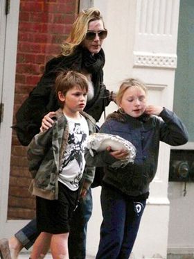 今後は仕事と子供たちの面倒をみることに集中したいようだ