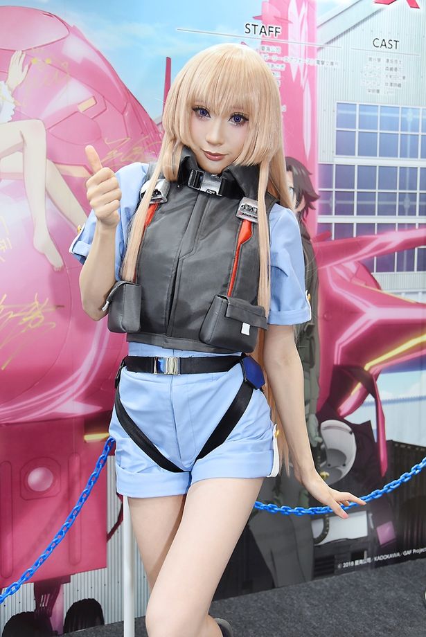 「ガーリー・エアフォース」のグリペンに扮するカモミールさん　※サテライトブースにて撮影