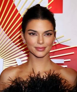 ケンダル・ジェンナーのドレス姿が大不評？