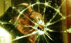 劇中には自ら耳を切り落とすショッキングなシーンも