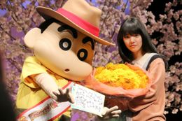 クレヨンしんちゃんからあいみょんに花束がプレゼントされた