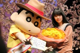 クレヨンしんちゃんからあいみょんに花束がプレゼントされた