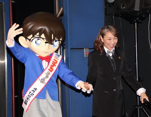 手をつないで登場！