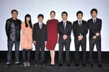 初日舞台挨拶に登壇した、左から、平山秀幸監督、金澤美穂、小林廉、小雪、石田卓也、池松壮亮、柄本時生