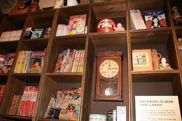 鈴木プロデューサーが影響を受けた小説や漫画などが並ぶ