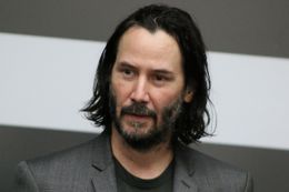 共演ワンコもキアヌ・リーブスに夢中？