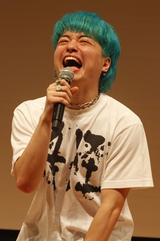 全身で喜びを表現するわきを