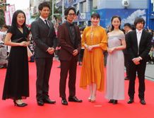 美しすぎる！松井玲奈が肩出しドレスでレッドカーペットを闊歩