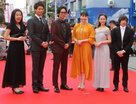 美しすぎる！松井玲奈が肩出しドレスでレッドカーペットを闊歩