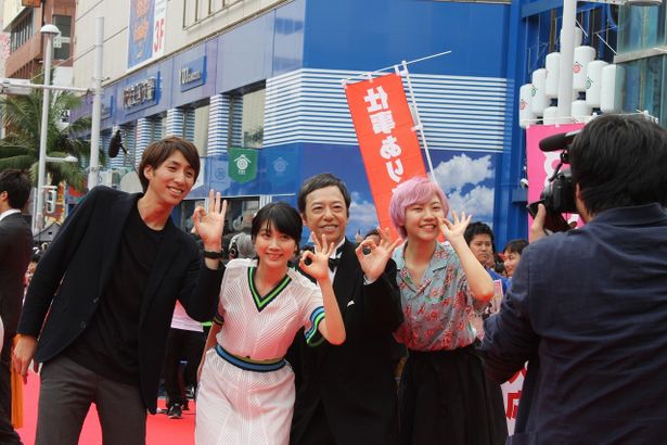 テレビカメラに向かって一斉にポーズ！