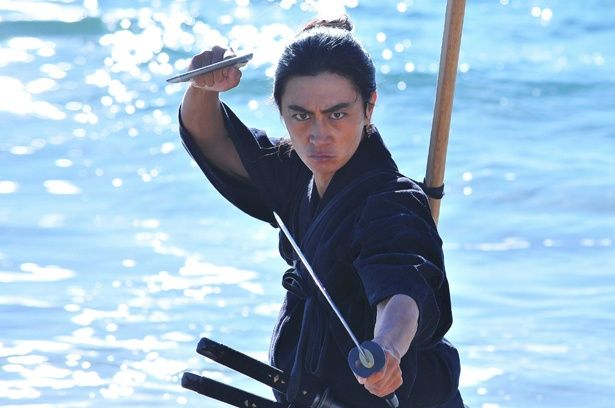 【写真を見る】宿敵・小次郎に向ける鋭い視線に思わずクギ付け！(『武蔵－むさし－』)