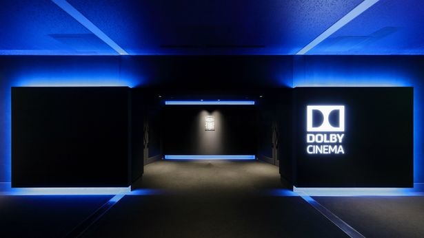 【写真を見る】“映画の世界”への入口も、スタイリッシュでラグジュアリーなデザインに