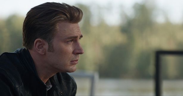 地球での壮絶な戦いから生き残ったキャプテン・アメリカ(クリス・エヴァンス)